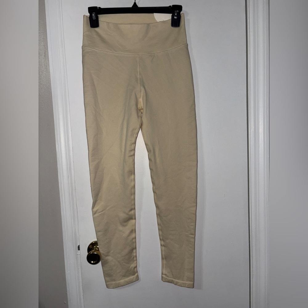 Offline by Aerie Cream yellow offline Seamless 7/8 leggings Medium NWT